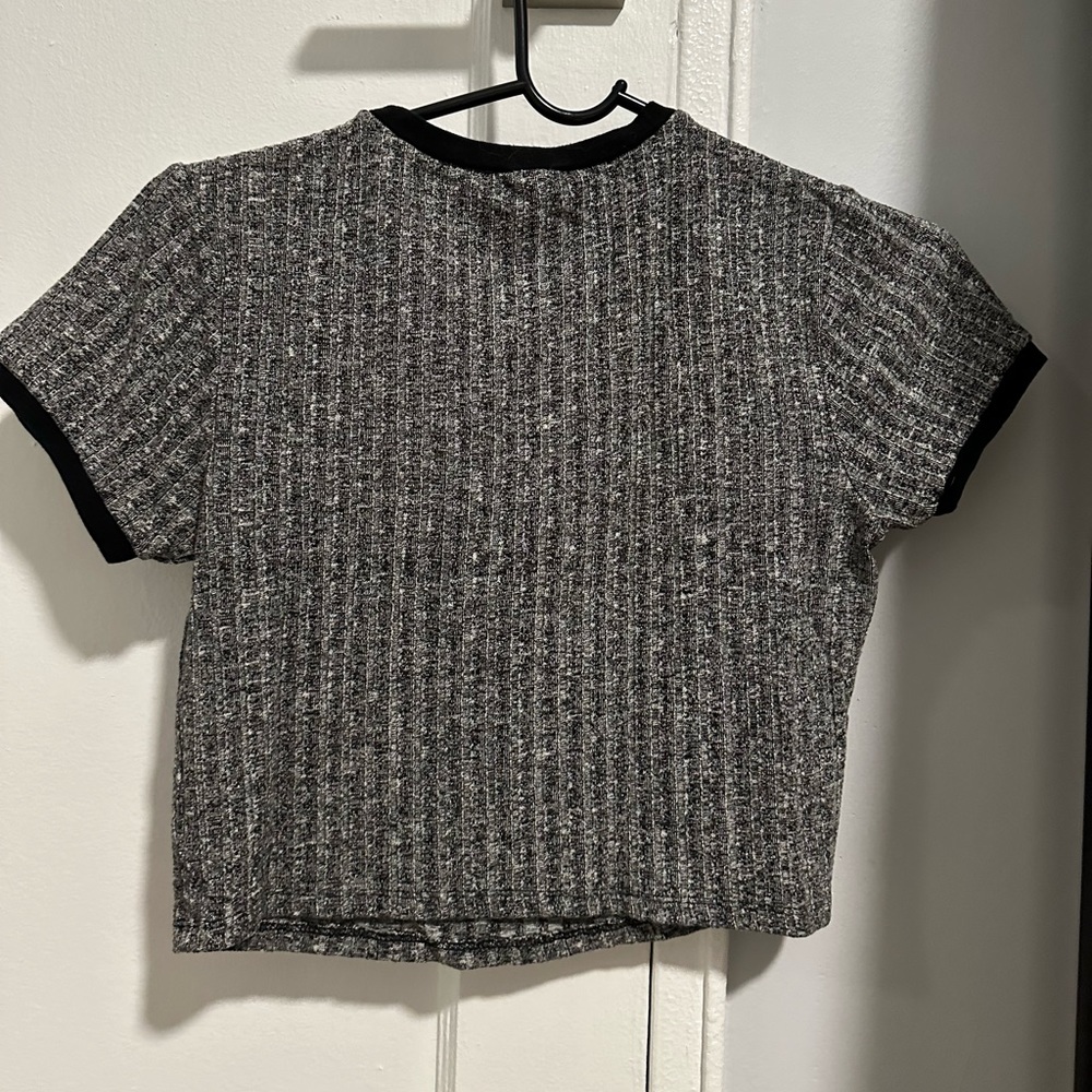 Contrast crop top by Forever 21 - Picture 3 of 4